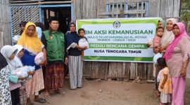Ketua Tim Aksi Kemanusiaan Majlis Ta’lim Darunnajah Al-Irsyadi Mamben, Lombok Timur, Ustaz Ahmad Asdaruddin, berfoto bersama seusai menyalurkan pakaian layak pakai kepada korban gempa NTT. (Foto: Lombokini.com/Istimewa)