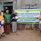 Ketua Tim Aksi Kemanusiaan Majlis Ta’lim Darunnajah Al-Irsyadi Mamben, Lombok Timur, Ustaz Ahmad Asdaruddin, berfoto bersama seusai menyalurkan pakaian layak pakai kepada korban gempa NTT. (Foto: Lombokini.com/Istimewa)