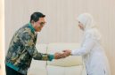 Bupati Lombok Timur H. Haerul Warisin bersama Wakil Bupati Lombok Barat Hj. Nurul Adha, yang menjalankan tugas sebagai pimpinan daerah Lombok Barat, menyepakati kerja sama di bidang distribusi dan pemasaran pangan dan hortikultura serta pengembangan potensi daerah di Kantor Bupati Lombok Timur, Selasa (30/9/2026). (Foto: Lombokini.com)