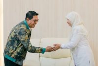 Bupati Lombok Timur H. Haerul Warisin bersama Wakil Bupati Lombok Barat Hj. Nurul Adha, yang menjalankan tugas sebagai pimpinan daerah Lombok Barat, menyepakati kerja sama di bidang distribusi dan pemasaran pangan dan hortikultura serta pengembangan potensi daerah di Kantor Bupati Lombok Timur, Selasa (30/9/2026). (Foto: Lombokini.com)