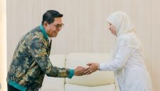 Bupati Lombok Timur H. Haerul Warisin bersama Wakil Bupati Lombok Barat Hj. Nurul Adha, yang menjalankan tugas sebagai pimpinan daerah Lombok Barat, menyepakati kerja sama di bidang distribusi dan pemasaran pangan dan hortikultura serta pengembangan potensi daerah di Kantor Bupati Lombok Timur, Selasa (30/9/2026). (Foto: Lombokini.com)