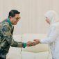 Bupati Lombok Timur H. Haerul Warisin bersama Wakil Bupati Lombok Barat Hj. Nurul Adha, yang menjalankan tugas sebagai pimpinan daerah Lombok Barat, menyepakati kerja sama di bidang distribusi dan pemasaran pangan dan hortikultura serta pengembangan potensi daerah di Kantor Bupati Lombok Timur, Selasa (30/9/2026). (Foto: Lombokini.com)