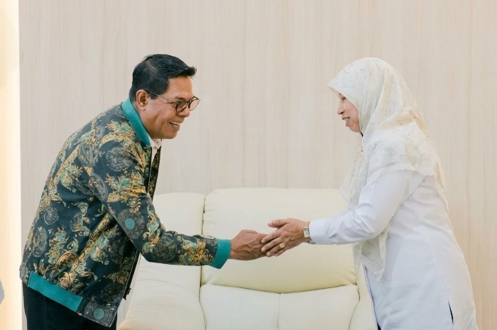 Bupati Lombok Timur H. Haerul Warisin bersama Wakil Bupati Lombok Barat Hj. Nurul Adha, yang menjalankan tugas sebagai pimpinan daerah Lombok Barat, menyepakati kerja sama di bidang distribusi dan pemasaran pangan dan hortikultura serta pengembangan potensi daerah di Kantor Bupati Lombok Timur, Selasa (30/9/2026). (Foto: Lombokini.com)