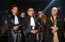Denny Indrayana memberikan keterangan kepada wartawan dalam konferensi pers. (Foto: Lombokini.com/Tamrin)