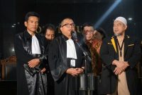 Denny Indrayana memberikan keterangan kepada wartawan dalam konferensi pers. (Foto: Lombokini.com/Tamrin)