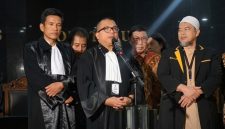 Denny Indrayana memberikan keterangan kepada wartawan dalam konferensi pers. (Foto: Lombokini.com/Tamrin)