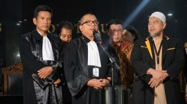 Denny Indrayana memberikan keterangan kepada wartawan dalam konferensi pers. (Foto: Lombokini.com/Tamrin)