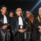 Denny Indrayana memberikan keterangan kepada wartawan dalam konferensi pers. (Foto: Lombokini.com/Tamrin)