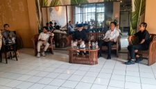 Fokus Lotim menggelar diskusi publik di Seco Cafe, Rabu (14/10/2026), untuk mempertanyakan rencana renovasi Masjid Agung Selong senilai Rp 50 miliar. (Foto: Lombokini.com)