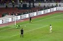 Kiper Timnas Indonesia Emil Audero Mulyadi menepis tendangan pemain Thailand dalam adu penalti final FIFA ASEAN Cup 2026 di SUGBK, Jakarta, Senin (5/10/2026). (Foto: Lombokini.com/Tangkapan Layar)