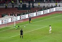Kiper Timnas Indonesia Emil Audero Mulyadi menepis tendangan pemain Thailand dalam adu penalti final FIFA ASEAN Cup 2026 di SUGBK, Jakarta, Senin (5/10/2026). (Foto: Lombokini.com/Tangkapan Layar)