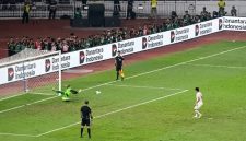 Kiper Timnas Indonesia Emil Audero Mulyadi menepis tendangan pemain Thailand dalam adu penalti final FIFA ASEAN Cup 2026 di SUGBK, Jakarta, Senin (5/10/2026). (Foto: Lombokini.com/Tangkapan Layar)