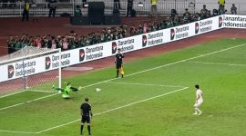 Kiper Timnas Indonesia Emil Audero Mulyadi menepis tendangan pemain Thailand dalam adu penalti final FIFA ASEAN Cup 2026 di SUGBK, Jakarta, Senin (5/10/2026). (Foto: Lombokini.com/Tangkapan Layar)