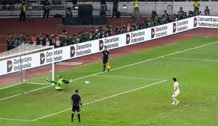Kiper Timnas Indonesia Emil Audero Mulyadi menepis tendangan pemain Thailand dalam adu penalti final FIFA ASEAN Cup 2026 di SUGBK, Jakarta, Senin (5/10/2026).