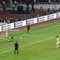 Kiper Timnas Indonesia Emil Audero Mulyadi menepis tendangan pemain Thailand dalam adu penalti final FIFA ASEAN Cup 2026 di SUGBK, Jakarta, Senin (5/10/2026). (Foto: Lombokini.com/Tangkapan Layar)