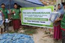 Ketua Tim Aksi Kemanusiaan Majelis Taklim Darunnajah Al-Irsyadi Mamben, Ustaz Ahmad Asdaruddin, menyerahkan bantuan 1 ton beras dan 100 terpal secara simbolis kepada warga terdampak gempa Flores di Kampung Biting, Desa Nanga Mbaling, Kecamatan Sambi Rampas, Kabupaten Manggarai Timur, NTT, Kamis (8/10/2026). (Foto: Lombokini.com/Istimewa)