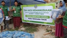 Ketua Tim Aksi Kemanusiaan Majelis Taklim Darunnajah Al-Irsyadi Mamben, Ustaz Ahmad Asdaruddin, menyerahkan bantuan 1 ton beras dan 100 terpal secara simbolis kepada warga terdampak gempa Flores di Kampung Biting, Desa Nanga Mbaling, Kecamatan Sambi Rampas, Kabupaten Manggarai Timur, NTT, Kamis (8/10/2026). (Foto: Lombokini.com/Istimewa)