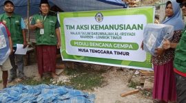 Ketua Tim Aksi Kemanusiaan Majelis Taklim Darunnajah Al-Irsyadi Mamben, Ustaz Ahmad Asdaruddin, menyerahkan bantuan 1 ton beras dan 100 terpal secara simbolis kepada warga terdampak gempa Flores di Kampung Biting, Desa Nanga Mbaling, Kecamatan Sambi Rampas, Kabupaten Manggarai Timur, NTT, Kamis (8/10/2026). (Foto: Lombokini.com/Istimewa)