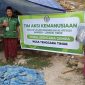 Ketua Tim Aksi Kemanusiaan Majelis Taklim Darunnajah Al-Irsyadi Mamben, Ustaz Ahmad Asdaruddin, menyerahkan bantuan 1 ton beras dan 100 terpal secara simbolis kepada warga terdampak gempa Flores di Kampung Biting, Desa Nanga Mbaling, Kecamatan Sambi Rampas, Kabupaten Manggarai Timur, NTT, Kamis (8/10/2026). (Foto: Lombokini.com/Istimewa)