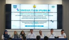 Peserta mengikuti konsultasi publik penyusunan Amdal dan Andalalin Bypass Lembar-Kayangan Segmen Ganti-Pringgabaya di Ballroom Syariah Lombok Hotel, Pancor, Lombok Timur, Rabu (7/10/2026). Forum ini menghimpun masukan warga terdampak. (Foto: Lombokini.com)