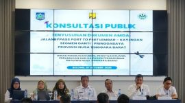 Peserta mengikuti konsultasi publik penyusunan Amdal dan Andalalin Bypass Lembar-Kayangan Segmen Ganti-Pringgabaya di Ballroom Syariah Lombok Hotel, Pancor, Lombok Timur, Rabu (7/10/2026). Forum ini menghimpun masukan warga terdampak. (Foto: Lombokini.com)