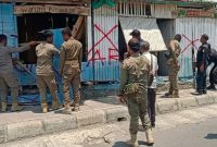 Satpol PP Lombok Timur menertibkan sejumlah lapak tertutup di kawasan Pantai Labuhan Haji, Rabu (30/9/2026). Dalam penertiban itu, petugas menemukan kuitansi berisi daftar nama perempuan beserta tarifnya. (Foto: Lombokini.com)

