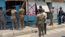 Satpol PP Lombok Timur menertibkan sejumlah lapak tertutup di kawasan Pantai Labuhan Haji, Rabu (30/9/2026). Dalam penertiban itu, petugas menemukan kuitansi berisi daftar nama perempuan beserta tarifnya. (Foto: Lombokini.com)
