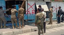 Satpol PP Lombok Timur menertibkan sejumlah lapak tertutup di kawasan Pantai Labuhan Haji, Rabu (30/9/2026). Dalam penertiban itu, petugas menemukan kuitansi berisi daftar nama perempuan beserta tarifnya. (Foto: Lombokini.com)
