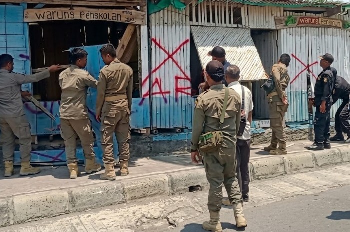 Satpol PP Lombok Timur menertibkan sejumlah lapak tertutup di kawasan Pantai Labuhan Haji, Rabu (30/9/2026). Dalam penertiban itu, petugas menemukan kuitansi berisi daftar nama perempuan beserta tarifnya. (Foto: Lombokini.com)
