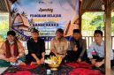 Pengerakse Majelis Adat Sasak (MAS) Dr. Lalu Sajim Sastrawan memimpin prosesi penyembe'an dua peserta didik, masing-masing seorang laki-laki dan seorang perempuan, yang mewakili peserta secara simbolis, dalam peluncuran Program Belajar Aksara Sasak Hanacaraka, program gagasan Guru Lauq Indonesia bersama Repoq Literasi. (Foto: Lombokini.com/Guru Lauq Indonesia)
