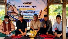 Pengerakse Majelis Adat Sasak (MAS) Dr. Lalu Sajim Sastrawan memimpin prosesi penyembe'an dua peserta didik, masing-masing seorang laki-laki dan seorang perempuan, yang mewakili peserta secara simbolis, dalam peluncuran Program Belajar Aksara Sasak Hanacaraka, program gagasan Guru Lauq Indonesia bersama Repoq Literasi. (Foto: Lombokini.com/Guru Lauq Indonesia)