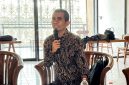 Dr. Maharani, peneliti Lombok Research Center (LRC), memaparkan materi tentang penguatan kapasitas pemerintah desa dalam mitigasi dan adaptasi perubahan iklim di Seco Cafe, PTC Pancor, Lombok Timur, Selasa (20/10/2026). (Foto: Lombokini.com)