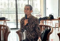 Dr. Maharani, peneliti Lombok Research Center (LRC), memaparkan materi tentang penguatan kapasitas pemerintah desa dalam mitigasi dan adaptasi perubahan iklim di Seco Cafe, PTC Pancor, Lombok Timur, Selasa (20/10/2026). (Foto: Lombokini.com)