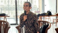 Dr. Maharani, peneliti Lombok Research Center (LRC), memaparkan materi tentang penguatan kapasitas pemerintah desa dalam mitigasi dan adaptasi perubahan iklim di Seco Cafe, PTC Pancor, Lombok Timur, Selasa (20/10/2026). (Foto: Lombokini.com)