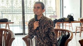 Dr. Maharani, peneliti Lombok Research Center (LRC), memaparkan materi tentang penguatan kapasitas pemerintah desa dalam mitigasi dan adaptasi perubahan iklim di Seco Cafe, PTC Pancor, Lombok Timur, Selasa (20/10/2026). (Foto: Lombokini.com)