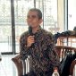 Dr. Maharani, peneliti Lombok Research Center (LRC), memaparkan materi tentang penguatan kapasitas pemerintah desa dalam mitigasi dan adaptasi perubahan iklim di Seco Cafe, PTC Pancor, Lombok Timur, Selasa (20/10/2026). (Foto: Lombokini.com)