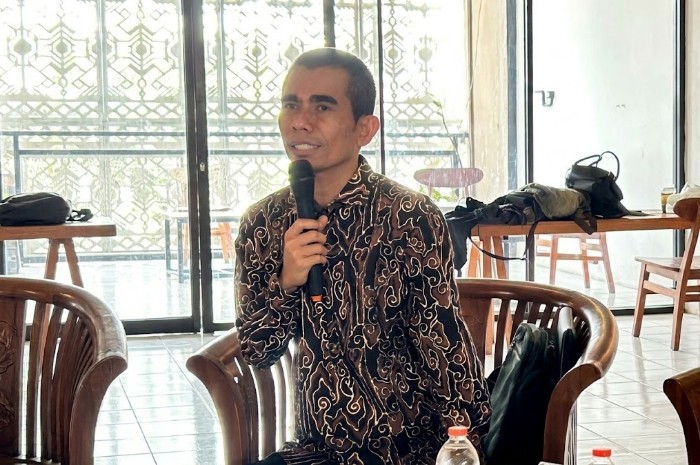 Dr. Maharani, peneliti Lombok Research Center (LRC), memaparkan materi tentang penguatan kapasitas pemerintah desa dalam mitigasi dan adaptasi perubahan iklim di Seco Cafe, PTC Pancor, Lombok Timur, Selasa (20/10/2026). (Foto: Lombokini.com)