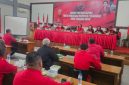 Ketua DPD PDI Perjuangan NTB H. Rachmat Hidayat memimpin rapat perluasan yang dihadiri pengurus DPD serta seluruh ketua dan sekretaris DPC PDI Perjuangan se-NTB di Kantor DPD PDI Perjuangan NTB, Sabtu (17/10/2026). (Foto: Lombokini.com)