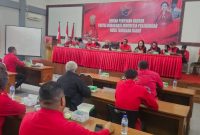 Ketua DPD PDI Perjuangan NTB H. Rachmat Hidayat memimpin rapat perluasan yang dihadiri pengurus DPD serta seluruh ketua dan sekretaris DPC PDI Perjuangan se-NTB di Kantor DPD PDI Perjuangan NTB, Sabtu (17/10/2026). (Foto: Lombokini.com)