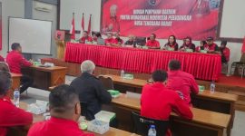 Ketua DPD PDI Perjuangan NTB H. Rachmat Hidayat memimpin rapat perluasan yang dihadiri pengurus DPD serta seluruh ketua dan sekretaris DPC PDI Perjuangan se-NTB di Kantor DPD PDI Perjuangan NTB, Sabtu (17/10/2026). (Foto: Lombokini.com)