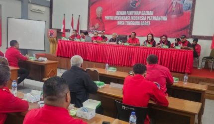 Ketua DPD PDI Perjuangan NTB H. Rachmat Hidayat memimpin rapat perluasan yang dihadiri pengurus DPD serta seluruh ketua dan sekretaris DPC PDI Perjuangan se-NTB di Kantor DPD PDI Perjuangan NTB, Sabtu (17/10/2026).