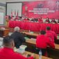 Ketua DPD PDI Perjuangan NTB H. Rachmat Hidayat memimpin rapat perluasan yang dihadiri pengurus DPD serta seluruh ketua dan sekretaris DPC PDI Perjuangan se-NTB di Kantor DPD PDI Perjuangan NTB, Sabtu (17/10/2026). (Foto: Lombokini.com)
