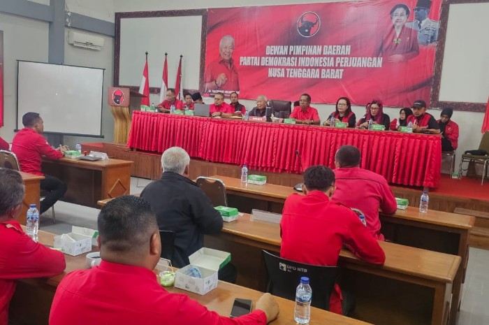 Ketua DPD PDI Perjuangan NTB H. Rachmat Hidayat memimpin rapat perluasan yang dihadiri pengurus DPD serta seluruh ketua dan sekretaris DPC PDI Perjuangan se-NTB di Kantor DPD PDI Perjuangan NTB, Sabtu (17/10/2026). (Foto: Lombokini.com)
