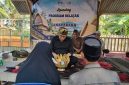 Pengerakse Majelis Adat Sasak (MAS) Dr. Lalu Sajim Sastrawan memimpin prosesi penyembe'an dua peserta didik, masing-masing seorang laki-laki dan seorang perempuan, yang mewakili peserta secara simbolis, dalam peluncuran Program Belajar Aksara Sasak Hanacaraka, program gagasan Guru Lauq Indonesia bersama Repoq Literasi. (Foto: Lombokini.com/Guru Lauq Indonesia)