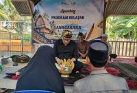 Pengerakse Majelis Adat Sasak (MAS) Dr. Lalu Sajim Sastrawan memimpin prosesi penyembe'an dua peserta didik, masing-masing seorang laki-laki dan seorang perempuan, yang mewakili peserta secara simbolis, dalam peluncuran Program Belajar Aksara Sasak Hanacaraka, program gagasan Guru Lauq Indonesia bersama Repoq Literasi. (Foto: Lombokini.com/Guru Lauq Indonesia)
