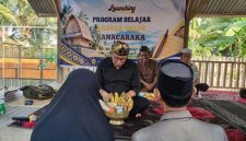 Pengerakse Majelis Adat Sasak (MAS) Dr. Lalu Sajim Sastrawan memimpin prosesi penyembe'an dua peserta didik, masing-masing seorang laki-laki dan seorang perempuan, yang mewakili peserta secara simbolis, dalam peluncuran Program Belajar Aksara Sasak Hanacaraka, program gagasan Guru Lauq Indonesia bersama Repoq Literasi. (Foto: Lombokini.com/Guru Lauq Indonesia)