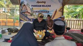Pengerakse Majelis Adat Sasak (MAS) Dr. Lalu Sajim Sastrawan memimpin prosesi penyembe'an dua peserta didik, masing-masing seorang laki-laki dan seorang perempuan, yang mewakili peserta secara simbolis, dalam peluncuran Program Belajar Aksara Sasak Hanacaraka, program gagasan Guru Lauq Indonesia bersama Repoq Literasi. (Foto: Lombokini.com/Guru Lauq Indonesia)