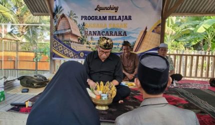 Pengerakse Majelis Adat Sasak (MAS) Dr. Lalu Sajim Sastrawan memimpin prosesi penyembe'an dua peserta didik, masing-masing seorang laki-laki dan seorang perempuan, yang mewakili peserta secara simbolis, dalam peluncuran Program Belajar Aksara Sasak Hanacaraka, program gagasan Guru Lauq Indonesia bersama Repoq Literasi. (Foto: Lombokini.com/Guru Lauq Indon Pengerakse Majelis Adat Sasak (MAS) Dr. Lalu Sajim Sastrawan memimpin prosesi penyembe'an dua peserta didik, masing-masing seorang laki-laki dan seorang perempuan, yang mewakili peserta secara simbolis, dalam peluncuran Program Belajar Aksara Sasak Hanacaraka, program gagasan Guru Lauq Indonesia bersama Repoq Literasi.