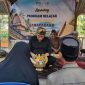 Pengerakse Majelis Adat Sasak (MAS) Dr. Lalu Sajim Sastrawan memimpin prosesi penyembe'an dua peserta didik, masing-masing seorang laki-laki dan seorang perempuan, yang mewakili peserta secara simbolis, dalam peluncuran Program Belajar Aksara Sasak Hanacaraka, program gagasan Guru Lauq Indonesia bersama Repoq Literasi. (Foto: Lombokini.com/Guru Lauq Indonesia)