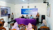 Sebanyak 20 penerima manfaat Program Desa Berdaya mengikuti pelatihan pengelolaan keuangan dan penyusunan usaha di Desa Pijot, Lombok Timur, Kamis (22/10/2026). LKKS NTB memfasilitasi pelatihan ini bersama Bank NTB Syariah KCP Keruak dan Dinas Koperasi dan UMKM Lombok Timur. (Foto: Lombokini.com)